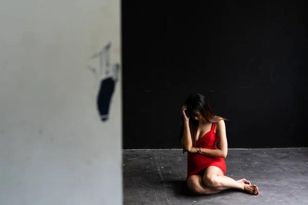 Egy Piros Ruhás Nőt Elraboltak Családon Belüli Erőszak Emberrablás Emberkereskedelem — Stock Fotó