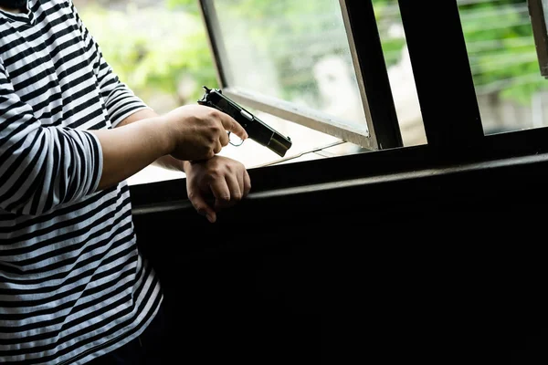 Maskeret Røver Med Pistol Begrebet Kriminalitet Våben Overfald Med Modne - Stock-foto