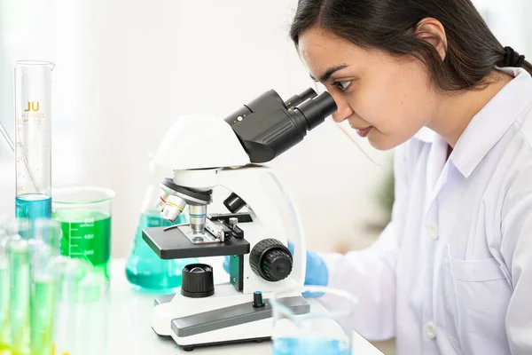 Cientista Olhando Através Microscópio Laboratório Jovem Cientista Fazer Alguma Pesquisa — Fotografia de Stock