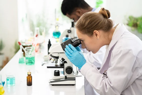 Grupa Mikrobiologa Patrząc Laboratorium Hodowane Wegańskiej Próbki Mięsa Mikroskopie Naukowiec — Zdjęcie stockowe
