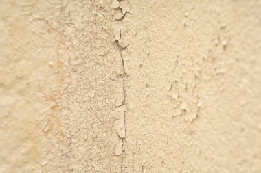 Eski bir evdeki su hasarlı duvar. İç kısımda su hasarı var. 