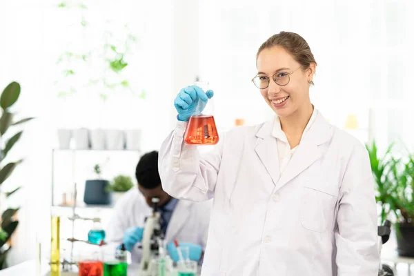 Счастливая Женщина Учёная Работает Лаборатории Улыбающаяся Ученая Женщина Красной Жидкостью — стоковое фото