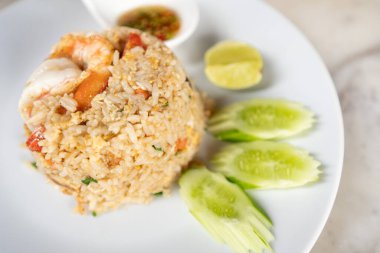 Kızarmış karides pilavı. Tayland yemeği. Tayland 'da karidesli pilav..