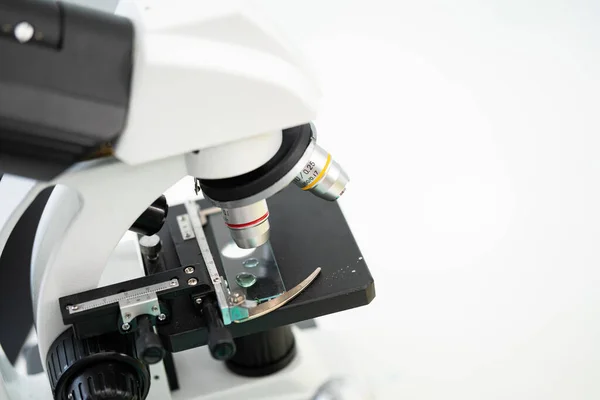 Zamknij Mikroskop Laboratorium Mikroskop Izolowany Białym Tle Koncepcja Nauki Technologii — Zdjęcie stockowe