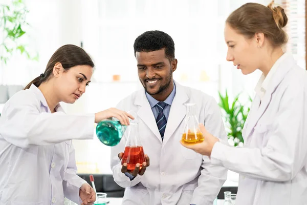 研究室ではさまざまな科学者の笑顔が描かれています 研究室で大麻植物やマリファナ研究に従事する化学の学生のグループ 代替ハーブ療法 Cbdの概念 — ストック写真