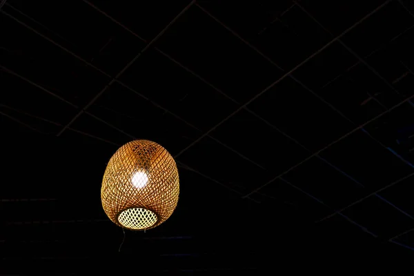 Dekoratív Bambusz Mennyezeti Lámpa Nyírás Elérési Akasztott Sárga Lámpa Meleg — Stock Fotó