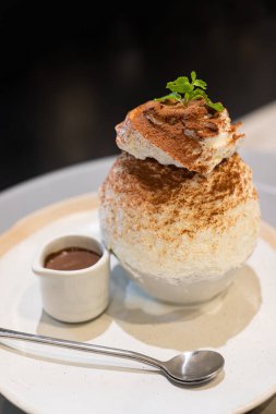 Lezzetli choco bingsu. Bingsu Çikolatalı Krem şanti.