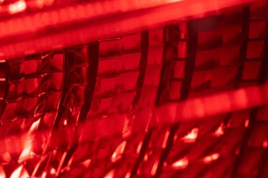 Kırmızı arka plan - kırmızı trafik uyarı lambasının ayrıntıları. Modern bir otomobilin fren lambası.