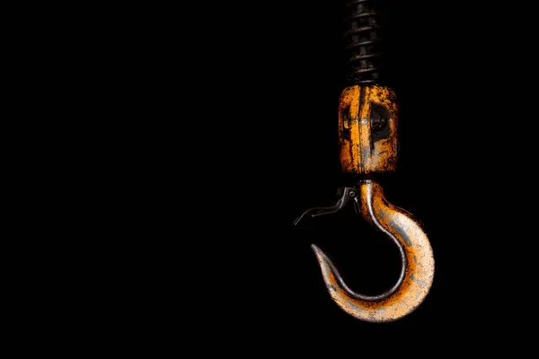 吊钩滑轮和绳索的系统 关闭起重机吊钩用于头顶起重机 被隔离在黑色背景下 — 图库照片