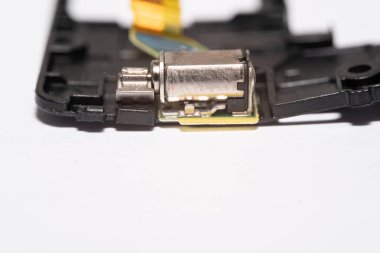 Cep telefonuna titreşim veren bir motor. Akıllı telefondaki titreşim. Smartphone 'da titreşim motoru. Akıllı telefondaki titreşim bileşeni.