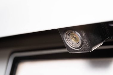 Dikiz kamerası park yardımı için kapatılıyor. Park işlemleri sırasında güvenli araba kullanma kavramı. Modern arabalarda cihaz ekipmanlarına yardım edin. Arabaya bağlı küçük kamera