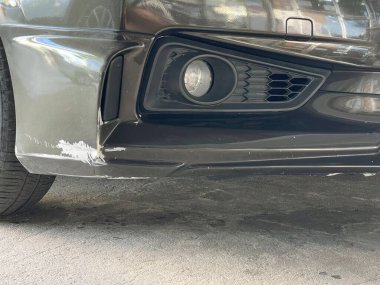 Bourne marka araba. Önünde çizik izi var. Arabanın sağ arka tarafındaki sürtünme izlerini kapat.. 