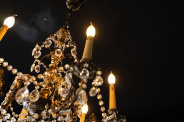 Avize, arka planda lüks retro tarzı. Dekoratif zarif bağbozumu ve Çağdaş İç Konsepti.