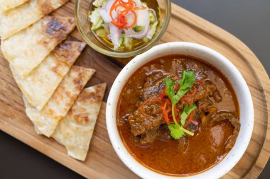 Körili biftek ve Roti. Biftek, Tayland yemeği, restorandaki masanın üstüne..