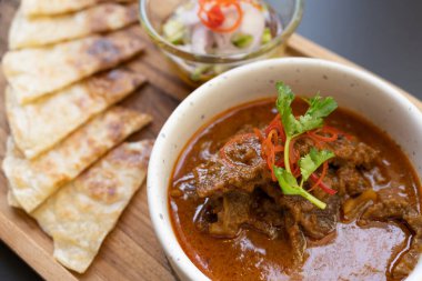 Körili biftek ve Roti. Biftek, Tayland yemeği, restorandaki masanın üstüne..