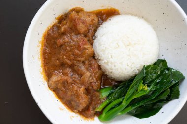 Pirinçli domuz rostosu. Asya usulü pirinçli ızgara kırmızı domuz eti..