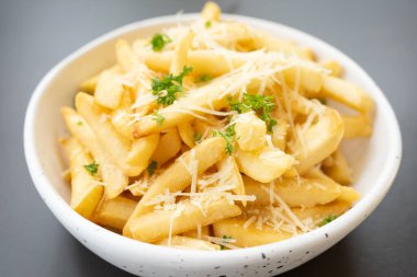 Patates kızartması Patates cipsi Bir kase taze kızarmış patates cipsi. İştah açıcı. metin için boşluk kopyala.