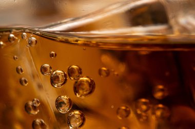 Buzlu kola. Yemek arkaplanı, kola yakın plan, tasarım elemanı. Bira köpükleri makro, buz, baloncuk, arka plan, buz küpü. Karbonatlı kola aromalı soda. 
