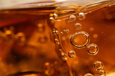 Buzlu kola. Yemek arkaplanı, kola yakın plan, tasarım elemanı. Bira köpükleri makro, buz, baloncuk, arka plan, buz küpü. Karbonatlı kola aromalı soda. 