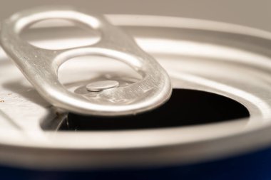 Açık bir içecek kutusu. Metal halka çekimi. seçici odak.