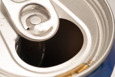 Alüminyum kutuda Kola 'yı kapat.