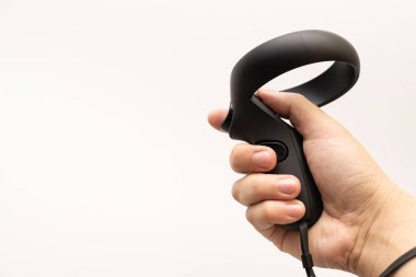 Oculus yarık dokunmatik kontrolörü beyaz arka planda izole edildi. Oculus Görev 2 sanal gerçeklik kulaklık denetleyicileri. 