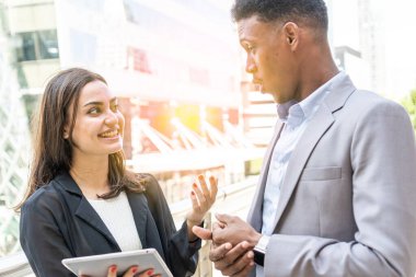 İş adamları şehirde toplanıp konuşuyorlar ve fikirlerini paylaşıyorlar. İş ekibi ve takım çalışması konsepti. Şehirdeki iş adamları yeni projeyi tartışıyorlar..