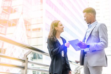 İş adamları şehirde toplanıp konuşuyorlar ve fikirlerini paylaşıyorlar. İş ekibi ve takım çalışması konsepti. Şehirdeki iş adamları yeni projeyi tartışıyorlar..