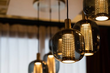 Tavan lambaları. Klasik lamba, evde ampul dekoru.