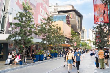 İnsanlar Bangkok Tayland 'daki Siyam Meydanı' nın yeni görünümüne yürüyorlar. Siyam Meydanı gençler ve Tayland 'da turistler arasında popülerdir..