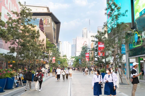 İnsanlar Bangkok Tayland 'daki Siyam Meydanı' nın yeni görünümüne yürüyorlar. Siyam Meydanı gençler ve Tayland 'da turistler arasında popülerdir..
