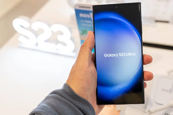 Samsung, The New Galaxy Samsung Galaxy S23 Ultra 'nın yeni modellerini tanıtıyor. Modern cep telefonu teknolojisi kavramı