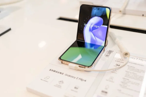 Samsung, The New Galaxy Samsung Galaxy Z Flip 4 'ü piyasaya sürdü. Modern cep telefonu teknolojisi kavramı