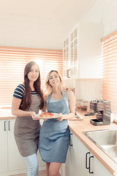 Jeune Couple Lesbiennes Heureux Tenant Une Pizza Dans Cuisine Concept — Photo
