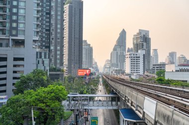 BTS tren istasyonundan gökyüzü trenine kadar Bangkok şehrini kaplayan başbakanın 2.5 toz bulutuyla gün batımı. Zehirli hava, Pm 2.5 toz küresi.