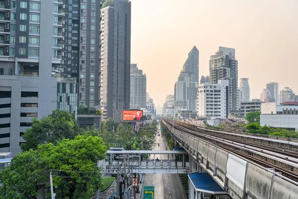 stock image The sunset with Smog from PM 2.5 dust covering Bangkok city, view from BTS train station to sky train. Toxic air, Pm 2.5 dust sphere.