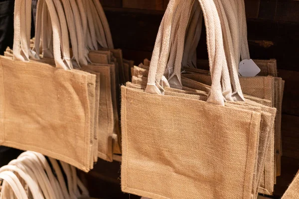 麻袋から作られた生地の袋 リサイクルされたショッピングバッグ — ストック写真
