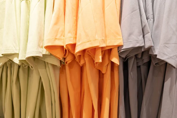 Kolorowy Shirt Pastelowe Kolorowe Koszulki Wiszące Drewnianym Wieszaku Ubrania Szafie — Zdjęcie stockowe