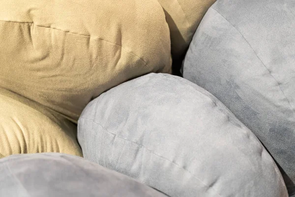 茶色と灰色の円枕 柔らかい枕の大規模な選択 — ストック写真