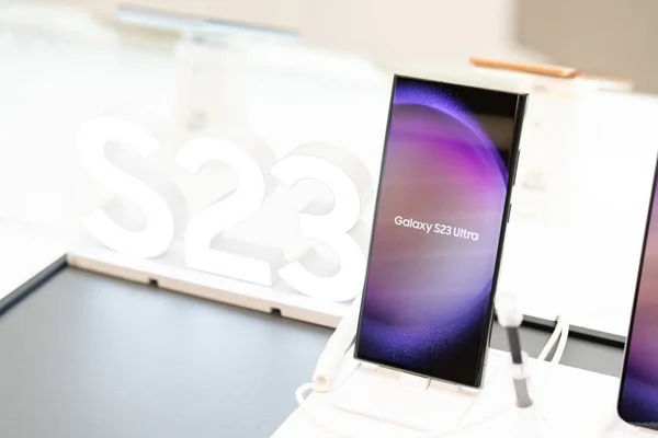 Samsung, The New Galaxy Samsung Galaxy S23 Ultra 'nın yeni modellerini tanıtıyor. Modern cep telefonu teknolojisi kavramı