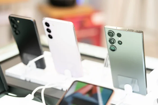 Samsung, The New Galaxy Samsung Galaxy S23 Ultra 'nın yeni modellerini tanıtıyor. Modern cep telefonu teknolojisi kavramı