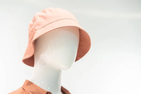 Eine Schaufensterpuppe Mit Mütze Oder Hut Mit Ungewöhnlichem Hut — Stockfoto