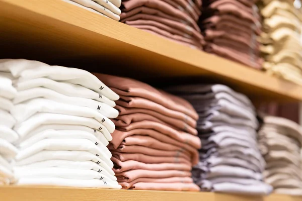 Stos Bawełny Kolorowe Ubrania Stole Sklepie Tkaninami — Zdjęcie stockowe