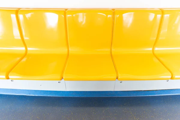 Φωτεινά Κίτρινα Καθίσματα Στο Τρένο Καρέκλα Κίτρινη Καρέκλα Ηλεκτρικό Τρένο — Φωτογραφία Αρχείου