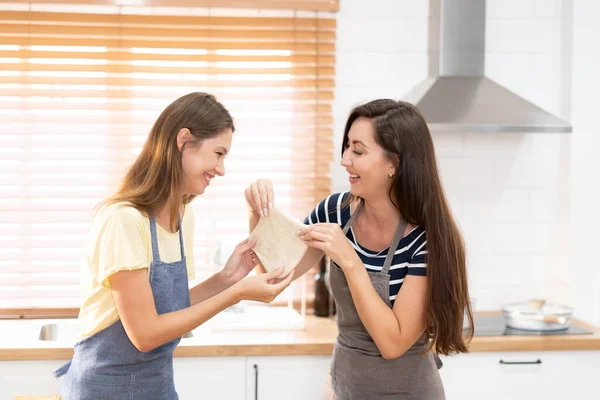 Dos Mujeres Caucásicas Cocinando Pizza Juntas Cocina Concepto Comida Casera — Foto de Stock