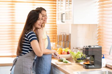 Lezbiyen çift mutfakta bekliyor. Lezbiyen Çift Mutfakta Mutfakta Birlikte Yemek Yapıyor. LGBT özgürlük kavramını seviyorum. Sevecen ve ilgili bir çift yemek yapıyor. seçici odak.