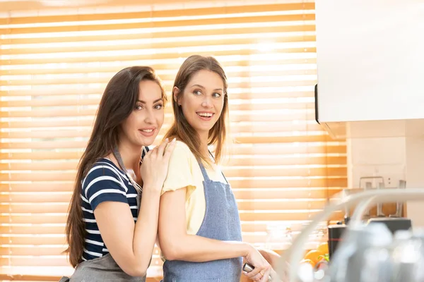 Lesbian Couple Standing Kitchen Lesbian Couple Standing Modern Kitchen Counter — Stock Photo, Image
