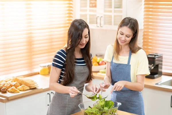 Mutfakta Salata Pişiren Mutlu Gülümseyen Lezbiyen Çift Birlikte Yemek Pişirirken — Stok fotoğraf