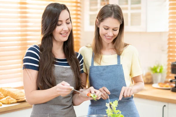 Feliz Sonriente Pareja Lesbiana Cocinando Ensalada Cocina Ensalada Tazón Vidrio — Foto de Stock