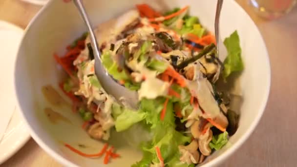混合绿色色拉 早餐新鲜沙拉和清洁蔬菜可以生吃 色拉混合中的营养物质和酶 绿叶蔬菜可以解毒 蔬菜沙拉加酱汁 — 图库视频影像